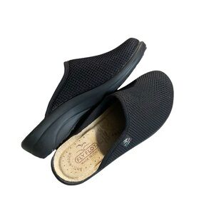 Fly Flot Black Clogs